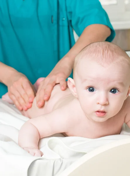 Médico masaje bebé —  Fotos de Stock