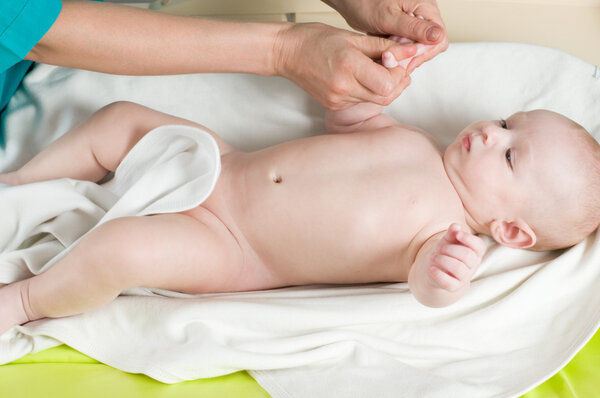 Доктор массирует ребенка
