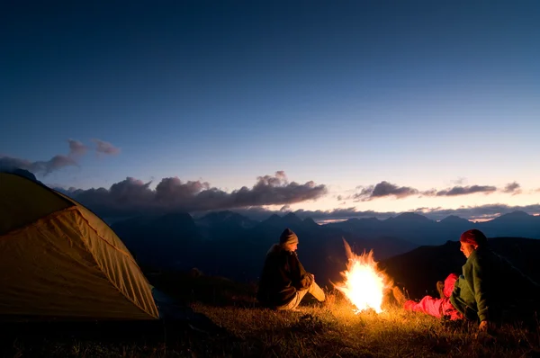 Couple camping at night — Stock Photo, Image