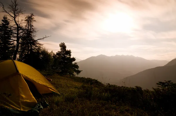 Палатка ночью — стоковое фото