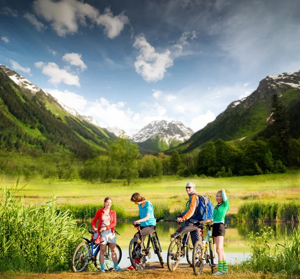 Andar de bicicleta nas montanhas Fotografia De Stock