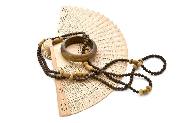 Fächer, Perlen und Armband. — Stockfoto