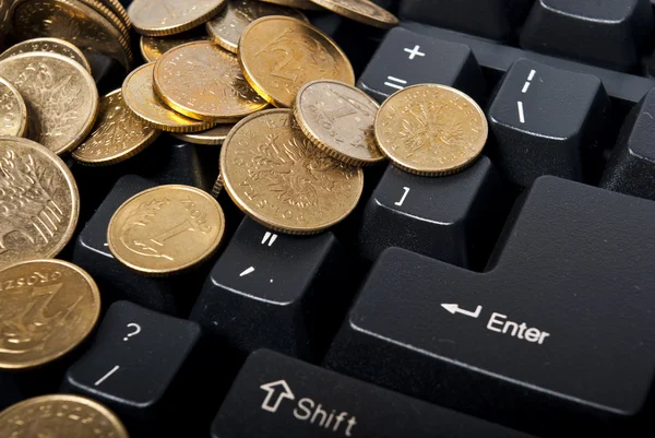 Монети на клавіатурі — стокове фото