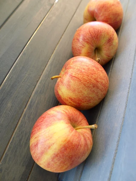 Rode appel vruchten met knippen en groene bladeren geïsoleerd op witte achtergrond — Stockfoto