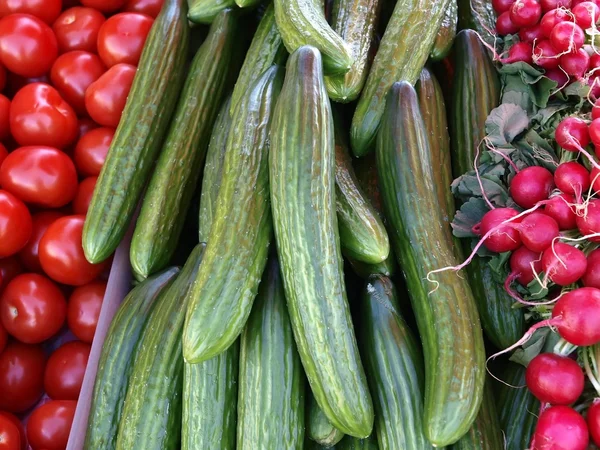 Свіжі овочі та трави змішуються у плетеному кошику — стокове фото