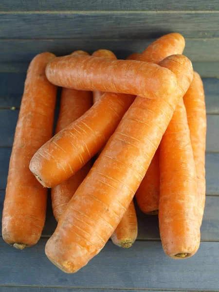 Морковь - крупный план свежих молодых — стоковое фото