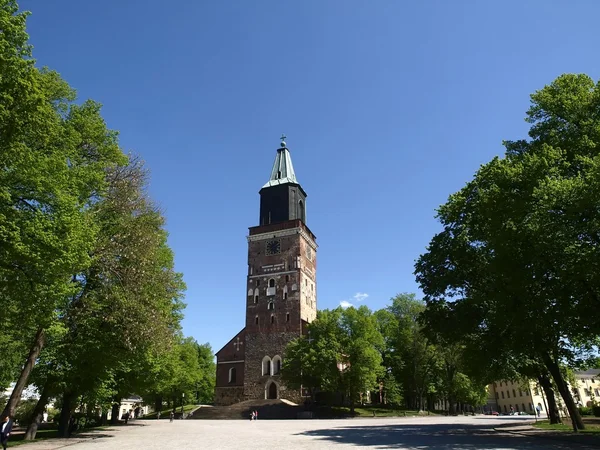 Igreja Steeple com cruz contra o céu azul — Fotografia de Stock