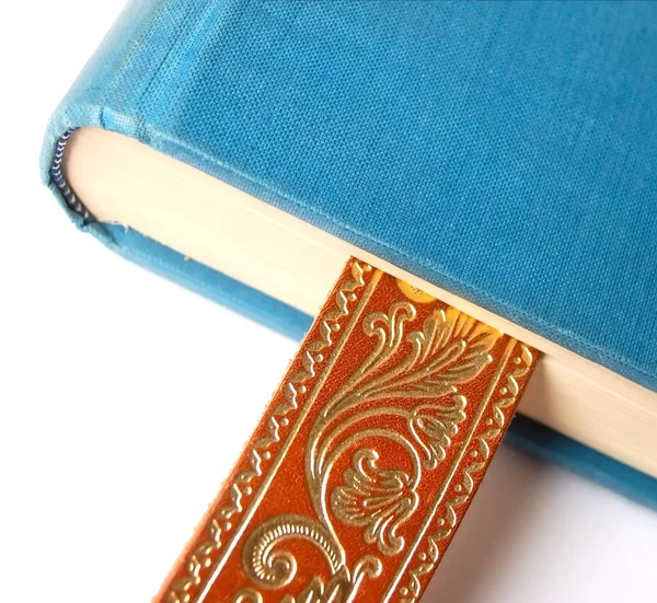 Livro azul com um marcador isolado no fundo branco — Fotografia de Stock