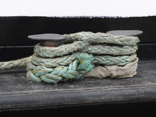 Close up of a rope tied onto cleat dockside — Stock Photo, Image