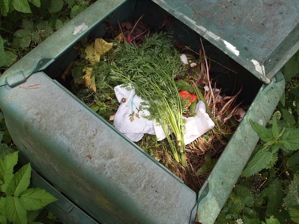 Cubo de compost de plástico negro en huerto — Foto de Stock