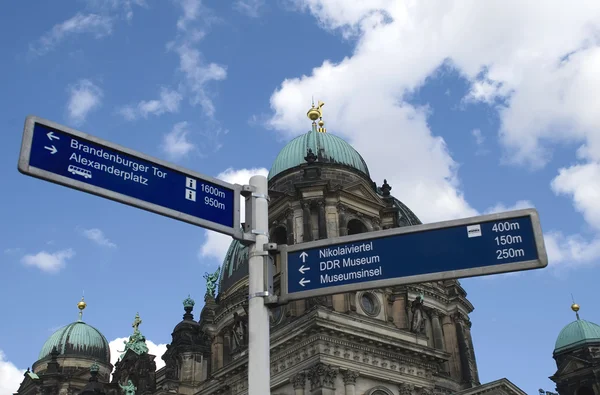 işaretler yakınındaki berliner dom