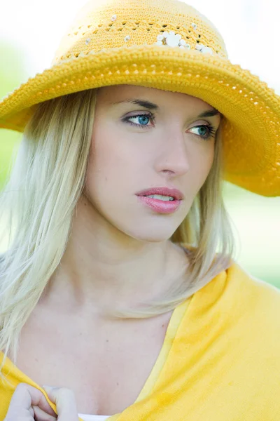 모자에 있는 아름 다운 여자 — 스톡 사진