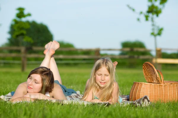 공원에서 휴식 하는 그녀의 아이 들과 여자 — 스톡 사진