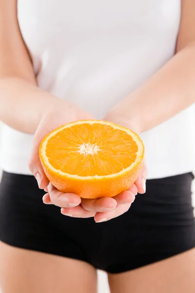 Mulher segurando laranja — Fotografia de Stock
