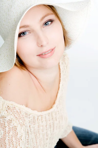 Σέξι γυναίκα με καπέλο που απομονώνονται σε λευκό — Φωτογραφία Αρχείου