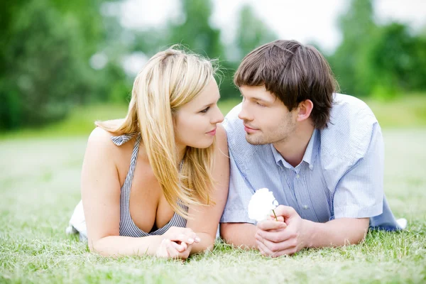 年轻快乐的夫妻放松在公园 — 图库照片