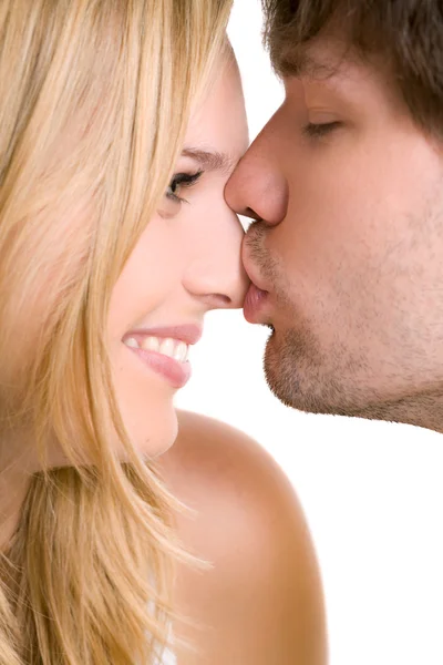 Młoda para zadowolony (całowanie) — Zdjęcie stockowe