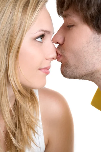 Unga lyckliga paret (kissing) — Stockfoto