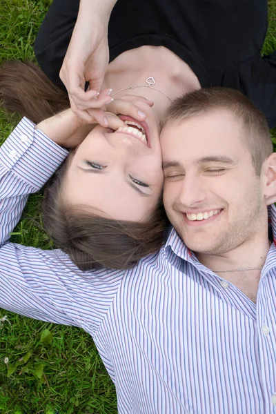 Jonge gelukkige paar — Stockfoto