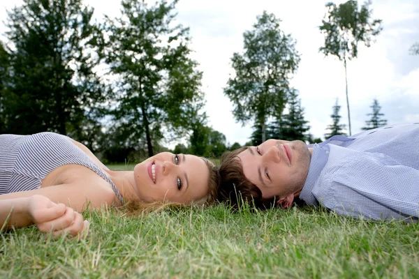 Unga lyckliga paret — Stockfoto