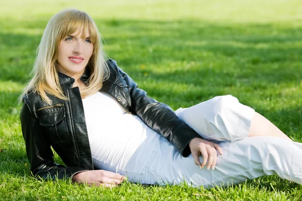 잔디에 누워 아름 다운 여자 — 스톡 사진