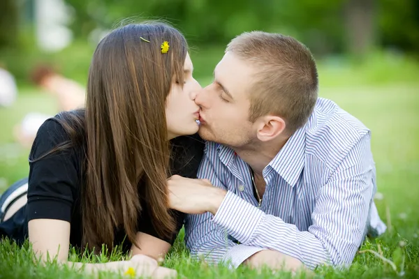 Para całujących się — Zdjęcie stockowe