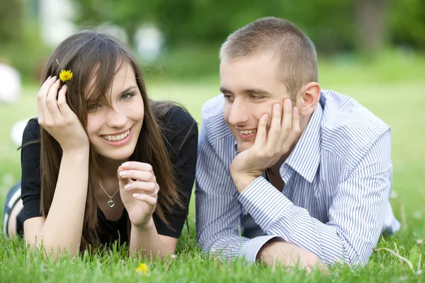 Молодая счастливая пара — стоковое фото