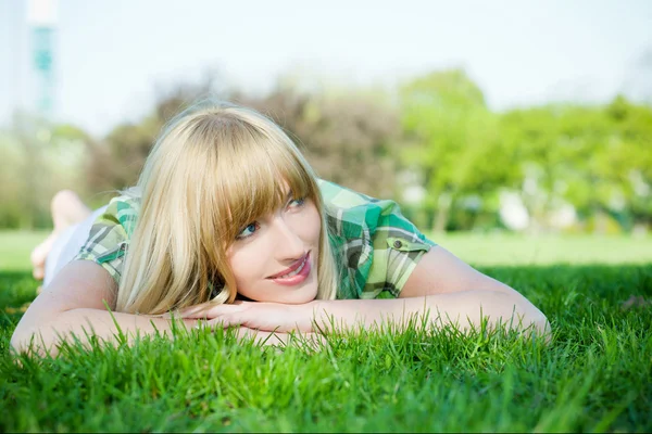 Beautiful young woman relaxing in the gr — Stock Photo, Image