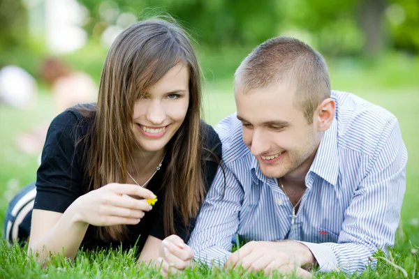 Unga lyckliga paret — Stockfoto
