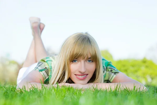잔디에 누워 웃는 여자 — 스톡 사진