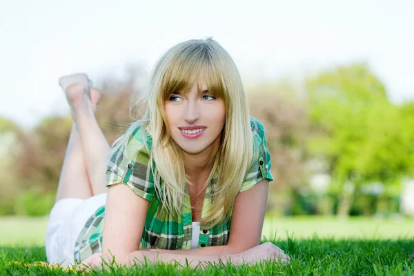 Hermosa mujer relajándose en la hierba —  Fotos de Stock
