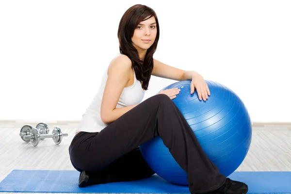 Porträt einer Frau mit Fitnessball — Stockfoto