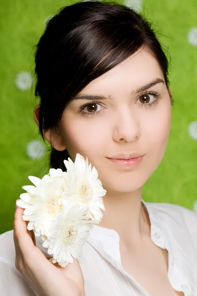 Portret piękną kobietę z kwiatami — Zdjęcie stockowe