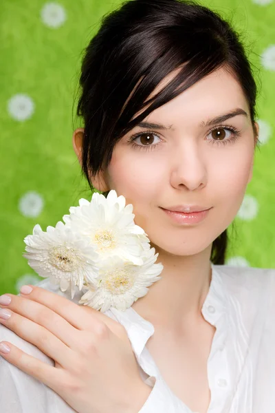 Porträtt av vacker kvinna med blommor — Stockfoto