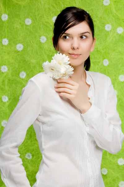Όμορφη γυναίκα με λουλούδια — Φωτογραφία Αρχείου