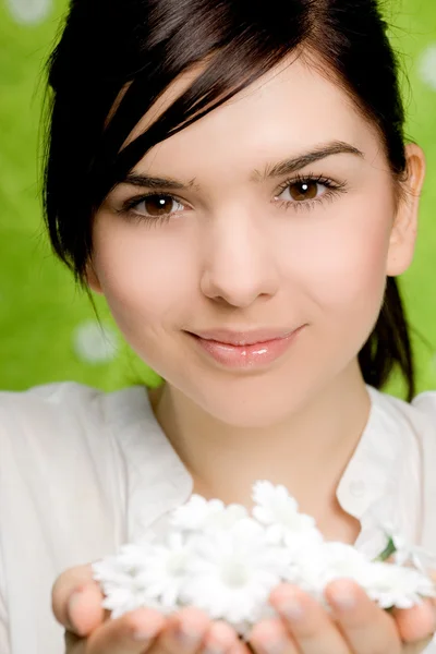 Retrato de mulher bonita com flores — Fotografia de Stock