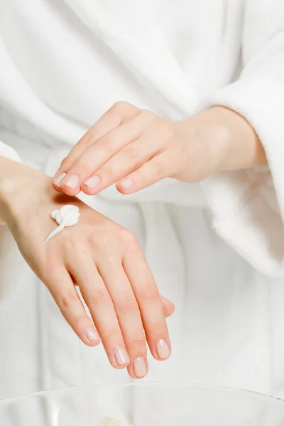 Hembra aplicando crema en sus manos — Foto de Stock