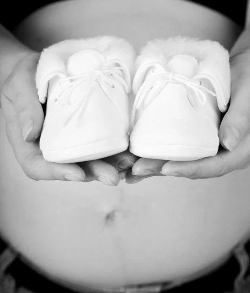Primo piano a metà sezione di una donna incinta — Foto Stock