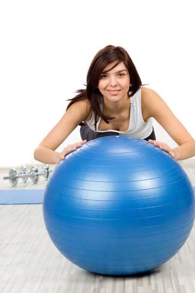 Portret van vrouw met fitness bal — Stockfoto