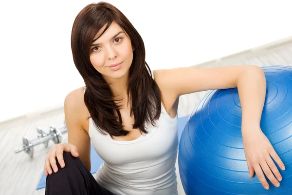 Retrato de mulher com bola de fitness — Fotografia de Stock