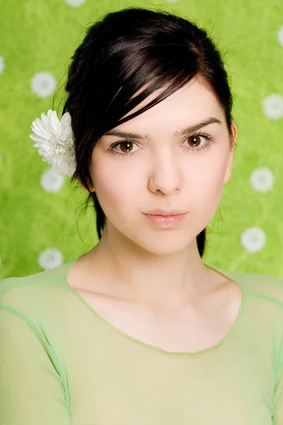 Portret van sexy vrouw met bloem — Stockfoto