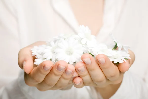 Fehér virágot tartó nő — Stock Fotó