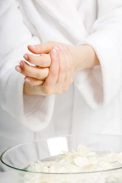 Feminino aplicando creme em suas mãos — Fotografia de Stock