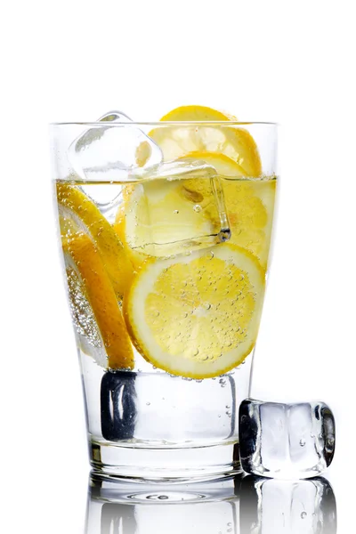 Boire avec de l'eau et du citron — Photo