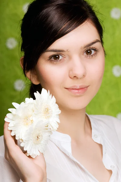 Porträt einer schönen Frau mit Blumen — Stockfoto