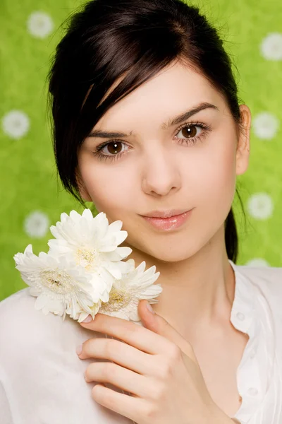 Retrato de mujer hermosa con flores —  Fotos de Stock