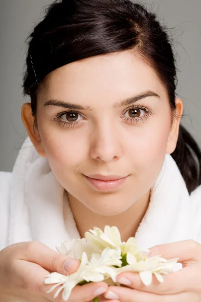 Portrét krásné ženy s květinami — Stock fotografie