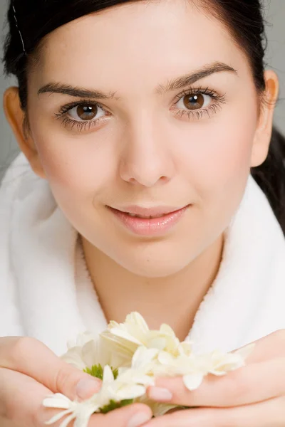 Portret van mooie vrouw met bloemen — Stockfoto