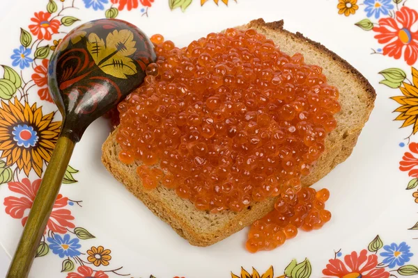 Roter Kaviar auf einem Stück Schwarzbrot — Stockfoto