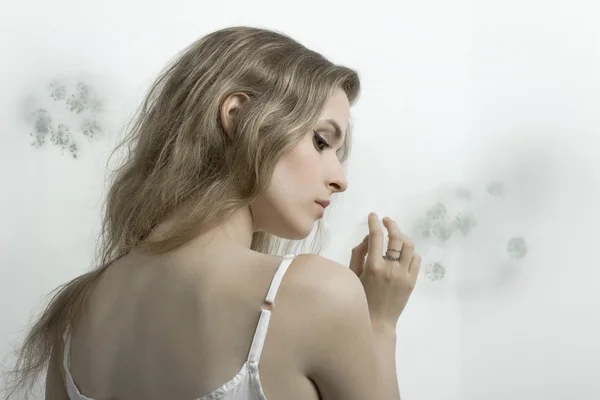 A menina bonita em um fundo branco — Fotografia de Stock
